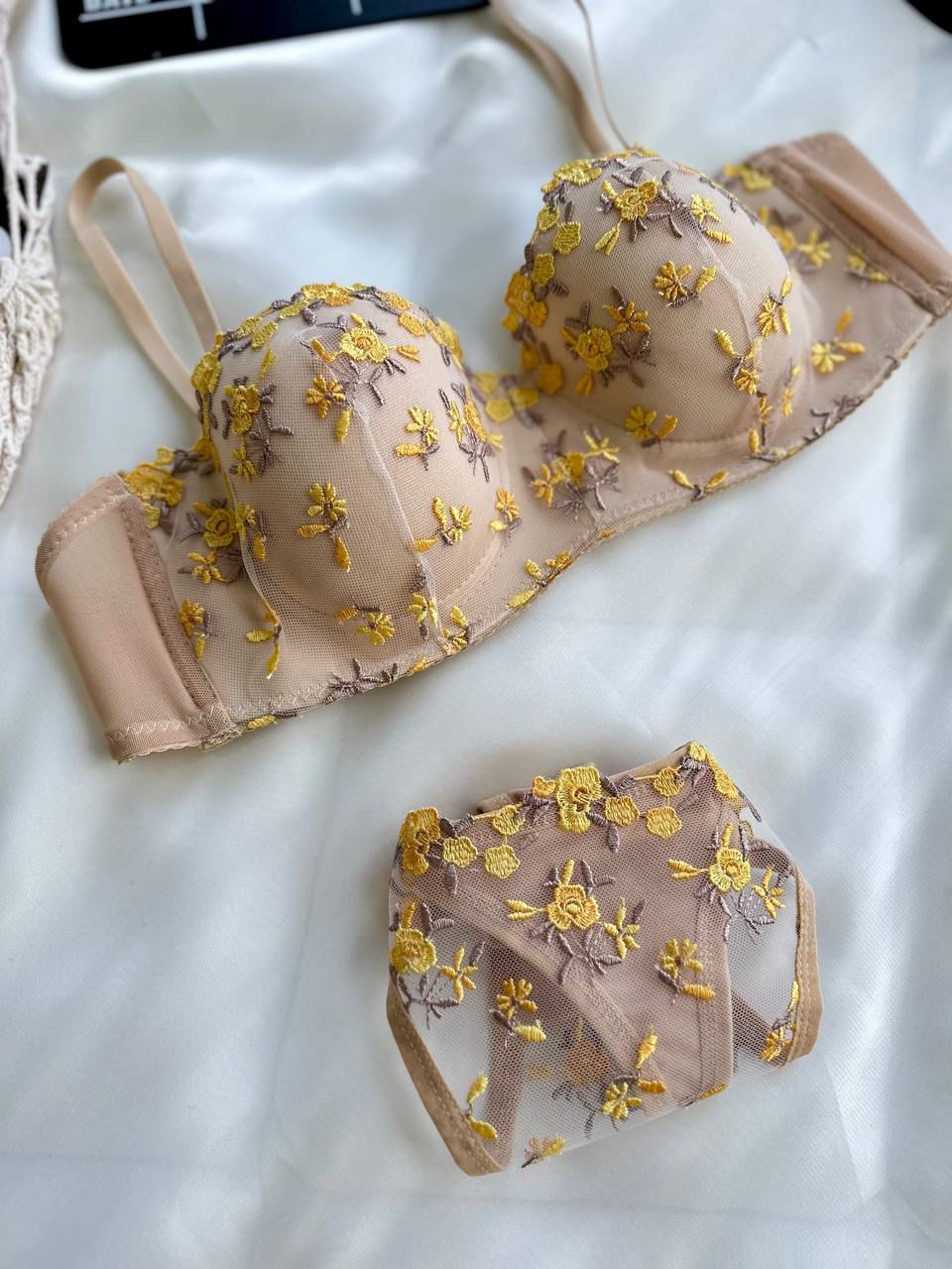 Sarı Çiçek İşlemeli Brode Takım